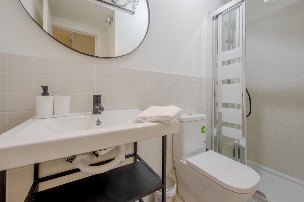 Modern Apt & Cool Interior Design En El Retiro Apartamento Madrid Exterior foto