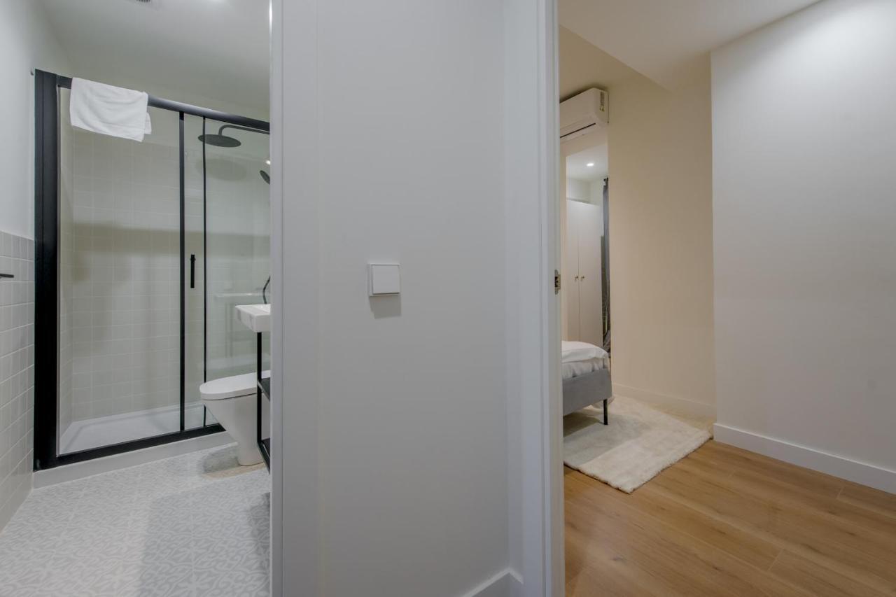 Modern Apt & Cool Interior Design En El Retiro Apartamento Madrid Exterior foto